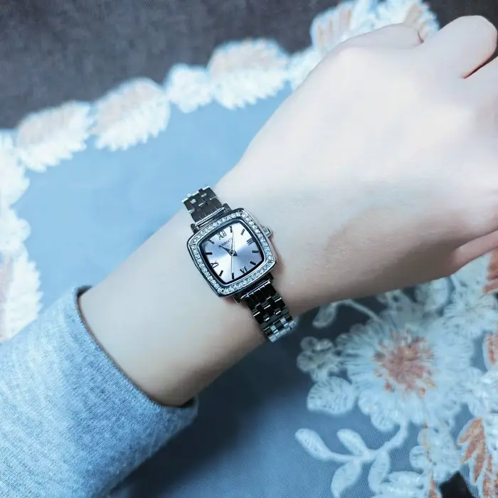 Montre carrée SUNMATE en alliage avec bracelet en acier inoxydable résistante à l'eau pour femmes occasions spéciales haute qualité quartz style fashion casual