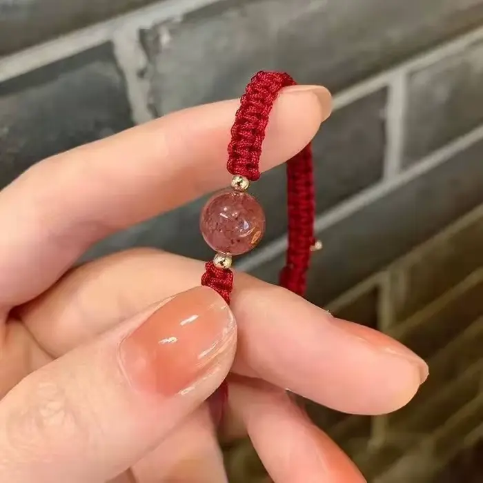 Bracelet tressé à la main en fil rouge porte-bonheur