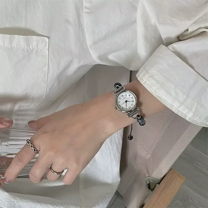 Montre-bracelet perlée élégante avec pendentif pour femmes, bracelet réglable, mouvement à quartz, style simple pour occasions spéciales