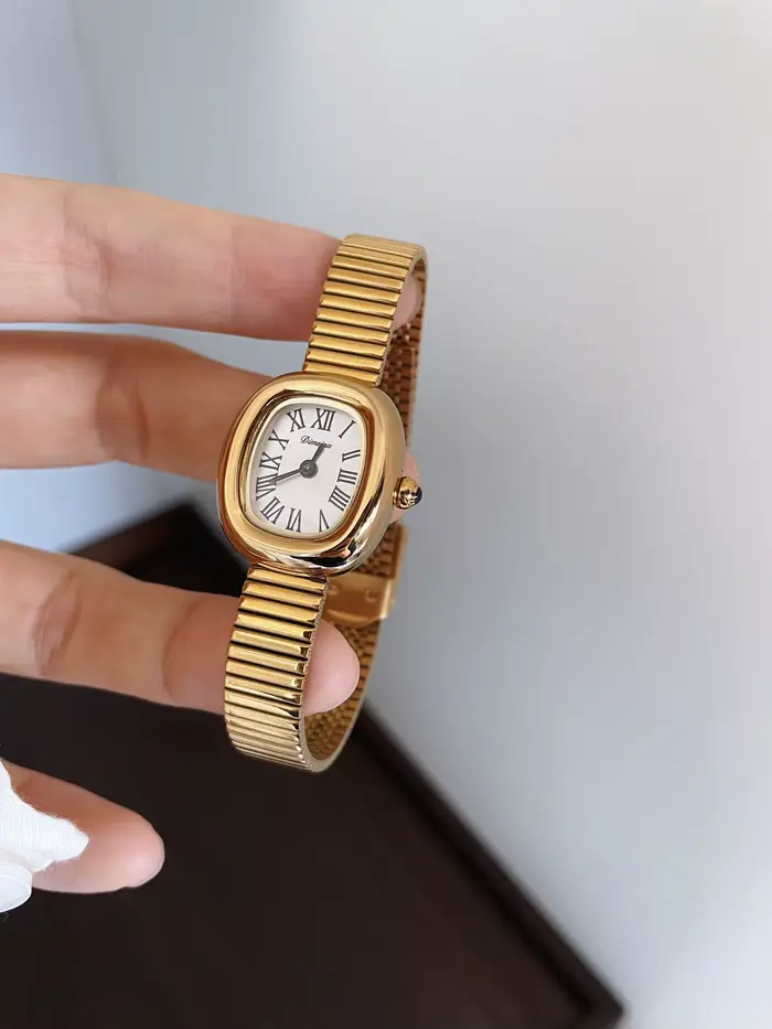 Nouveau modèle 2026 : Montre élégante à quartz pour femme avec petit cadran ovale et bracelet en maille d'acier inoxydable – Un cadeau parfait pour les femmes