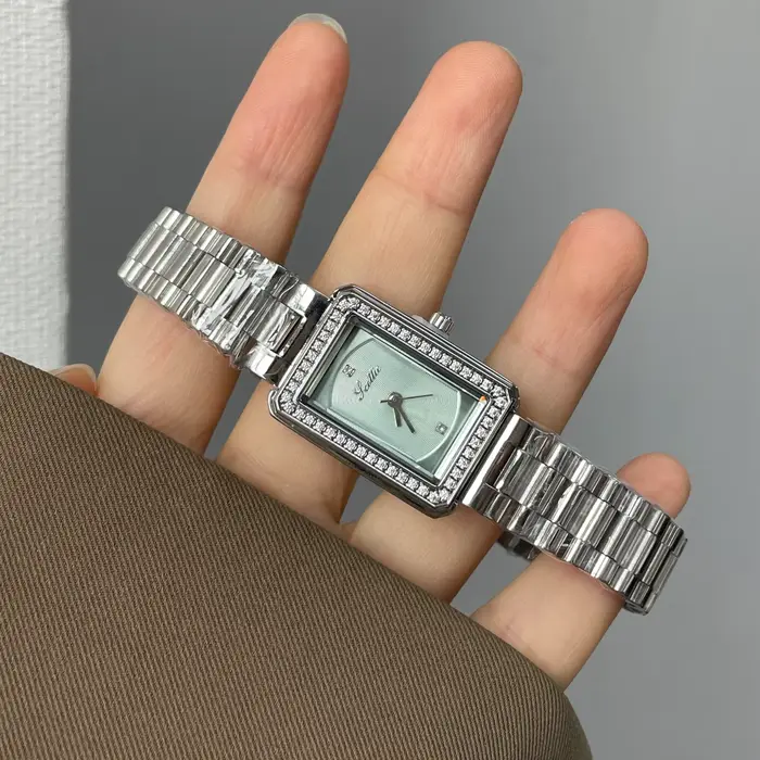 Montre rectangulaire argentée de luxe légère pour femmes, design artistique, nouvelle montre haut de