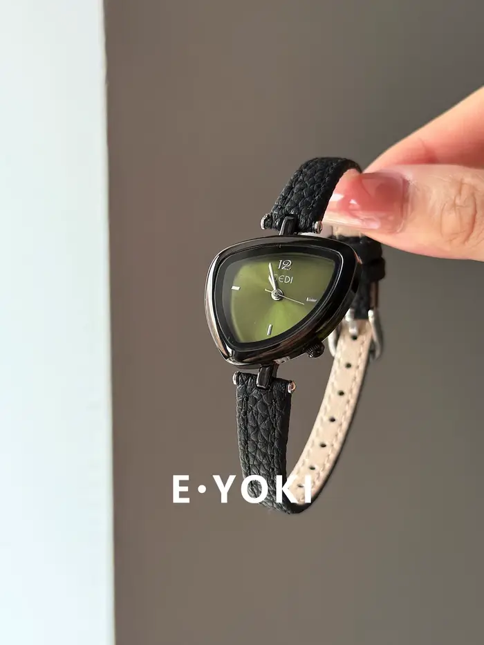 Petite montre carrée noire pour femmes