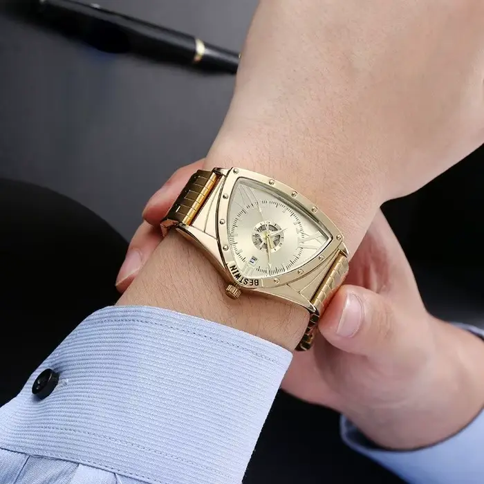 Montre Triangle homme acier inoxydable quartz triangle dorée résistante à l'eau pour occasions spéciales et activités de plein air
