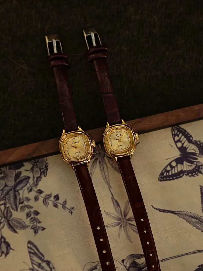 Montre mini dorée à cadran carré style vintage bracelet en cuir marron résistant à l'eau pour femme occasions spéciales