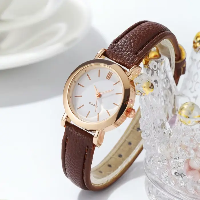 Mode petit cadran femmes montres bracelet en cuir décontracté montre à Quartz