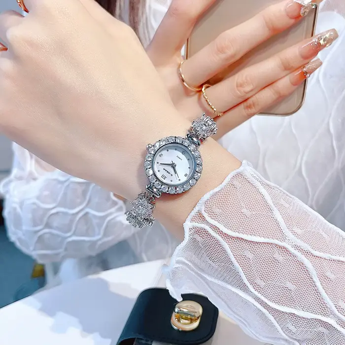 Montre luxueuse avec bracelet en acier inoxydable cadran violet pour femmes occasions spéciales quartz mouvement résistant à l'eau