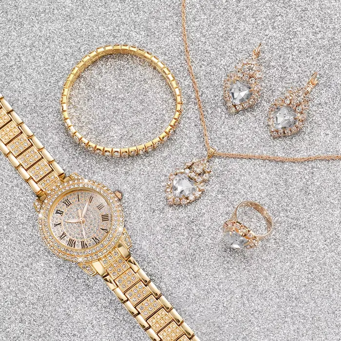 Montre à quartz sertie de diamants pour femme bracelet en acier doré élégante pour toutes les occasions style fashion casual