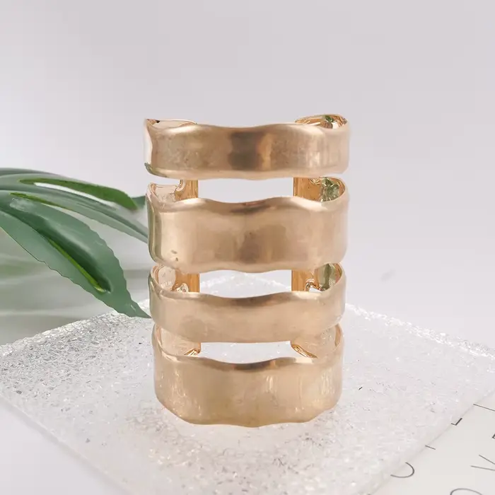 Bracelet manchette doré moderne et audacieux