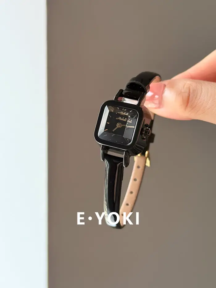 Petite montre carrée noire pour femmes