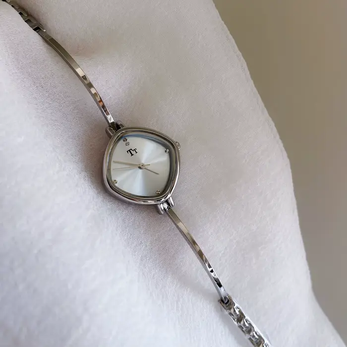 Montre bleu glace pour femmes avec cadran en diamant, style mode et décontracté, cadeau pour femmes, nouvelles collections 2026 quartz occasions spéciales