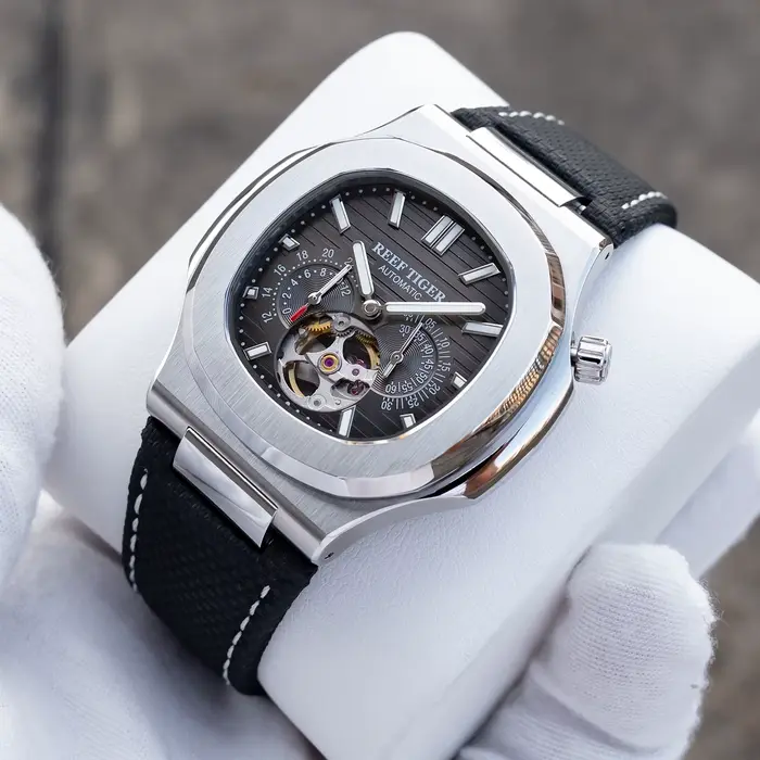 Récif tigre hommes montre automatique de luxe 44mm carré mécanique montre-bracelet saphir lumineux squelette cadran Date 24 heures