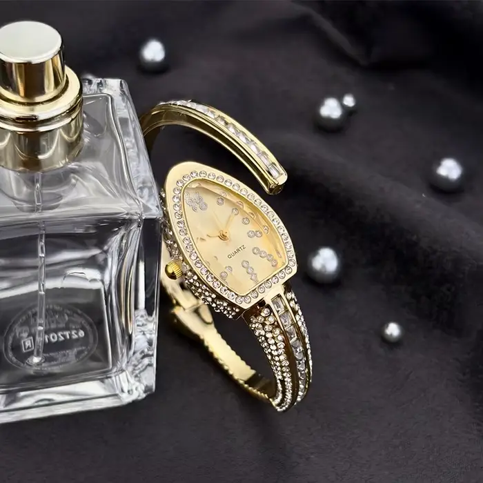 Montre-bracelet de luxe pour femme avec cadran serpentine et diamants sur le côté