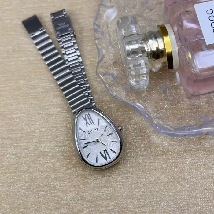 Nouvelles dames montres cadeau tête de serpent montre pour femmes de luxe mode bracelet en acier