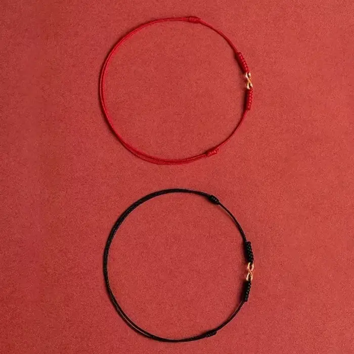 Bracelet en corde rouge tressé à la main