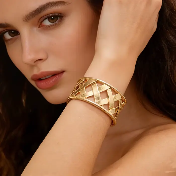Bracelet ouvert en or tressé (minimaliste moderne) – Bijou tendance parfait pour les brunches