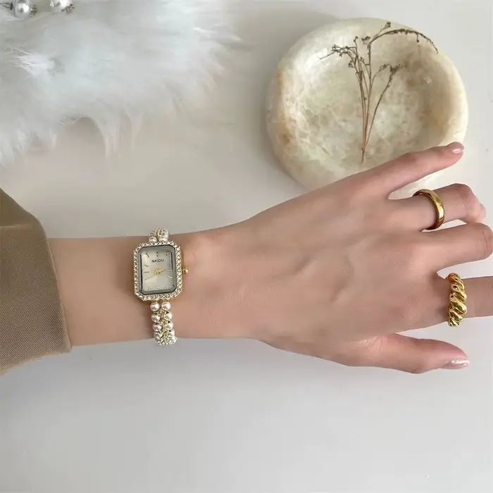Montre-bracelet carrée pour femme avec mouvement quartz, design vintage et fonction chronomètre pour occasions spéciales et tenues casual