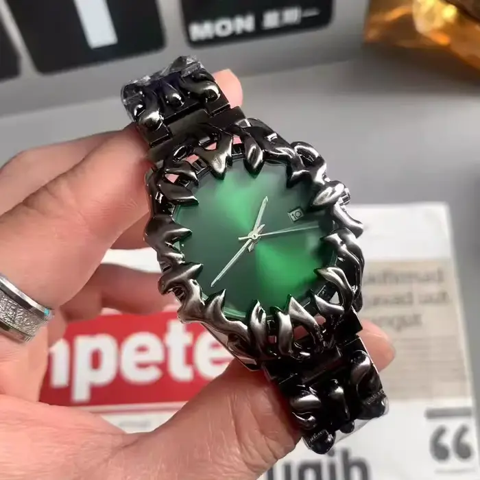 Montre-bracelet à quartz vintage pour homme, design flamme, en alliage, style punk, avec date, style
