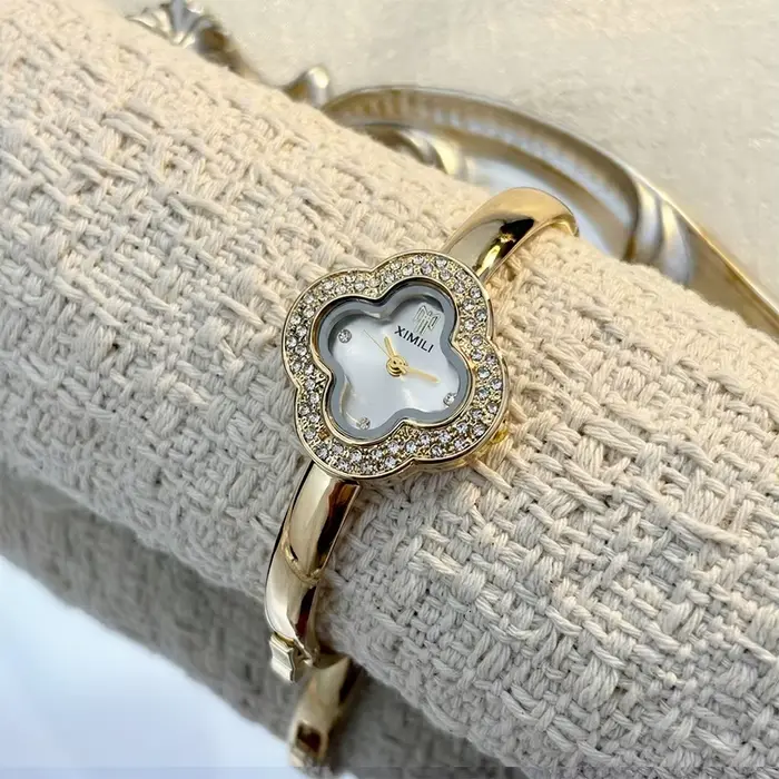 Montre-bracelet vintage en forme de trèfle à quatre feuilles pour femmes style fashion et casual avec mouvement quartz et choix de couleurs argent, blanc, or, rouge et vert