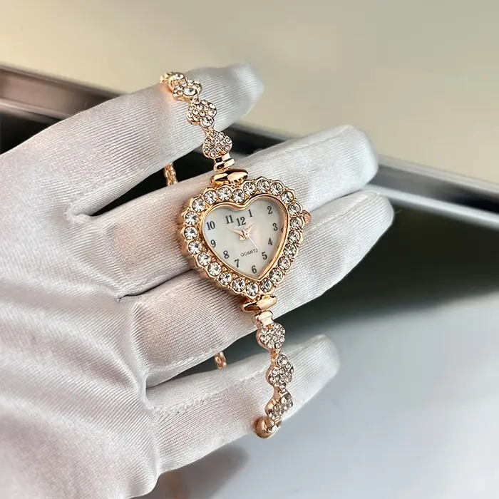 Montre femme coeur strass avec cadran étincelant et bracelet en alliage doré - Montre-bracelet à quartz compacte pour une élégance quotidienne