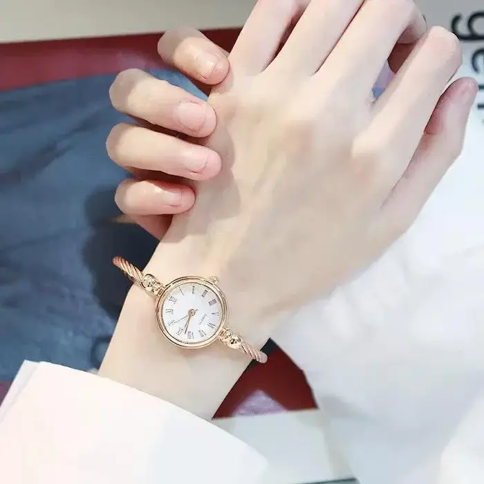 Montre-bracelet rétro élégante pour femmes en acier inoxydable avec affichage chiffre romain pour occasions spéciales