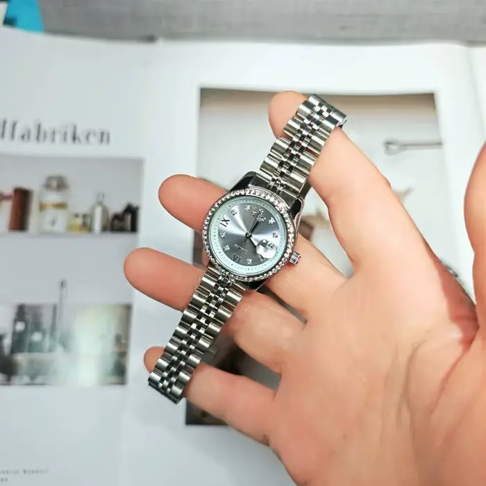 Montre pour femme cloutée de diamants