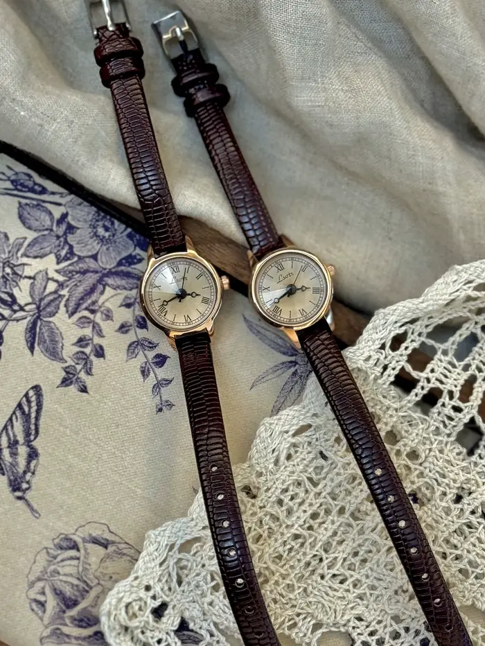 Cette montre pour femme avec bracelet en cuir couleur café de style vintage est décontractée et élégante