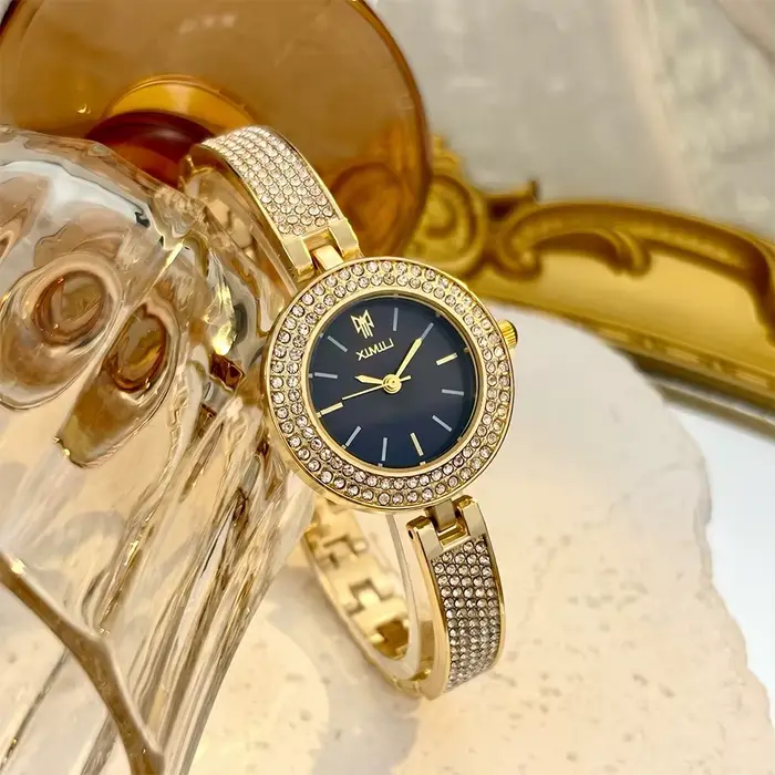Montre pour femme entièrement sertie de diamants délicats