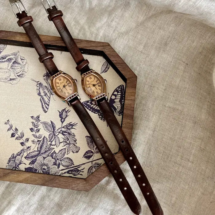 Montre vintage décontractée et élégante pour femmes avec bracelet en cuir marron café et cadran en forme de baril orné de strass pour diverses occasions