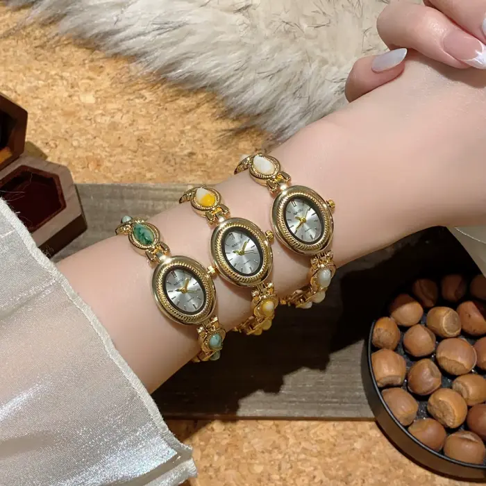 Montre à bracelet incrusté de pierres artificielles pour femmes