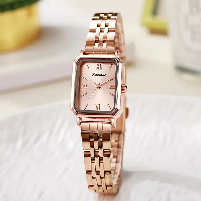 Montre rectangulaire de luxe en or pour femmes