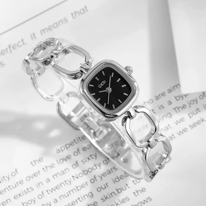 Montre élégante carrée rouge pour femme résistante à l'eau avec mouvement quartz style vintage minimaliste pour jeunes filles et femmes occasions spéciales