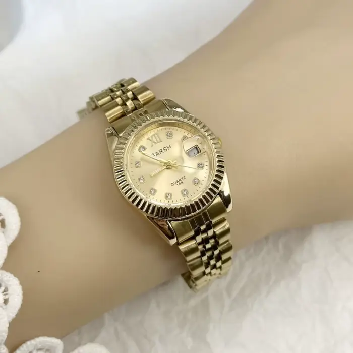 Bande d'acier dorée montre pour femme diamant clouté calendrier