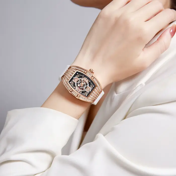 Montre pour femme élégante et luxueuse avec diamants