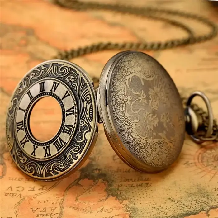 Montre de poche en bronze gravée chiffres romains
