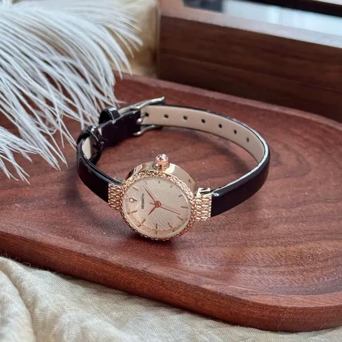 Montre KCALOE Femmes Bracelet Cuir Fin Cadran Rond Simple Quartz Occasions Spéciales