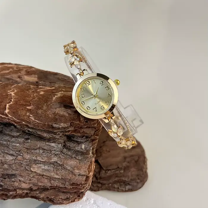 Montre-bracelet réglable femme avec cordon de serrage en cristal violet à trois feuilles pour occasions spéciales et tous les jours