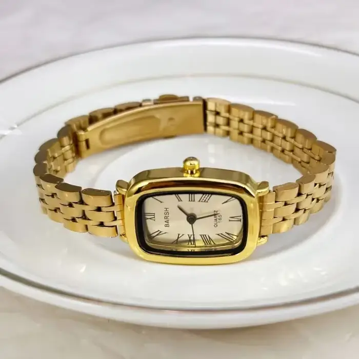 Montre en or avec ceinture en acier pour femme