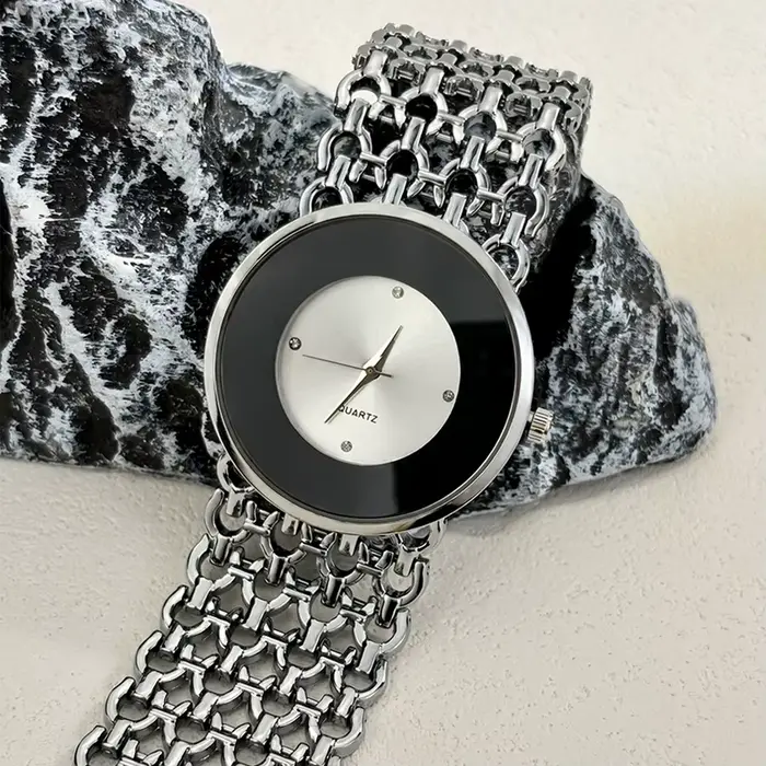 Montre élégante pour femme avec grand cadran