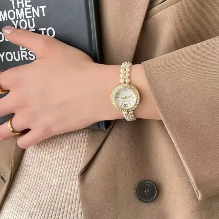 Montre-Bracelet de luxe petit cadran montre de mode pour les femmes nouvelle perle cloutée montres à