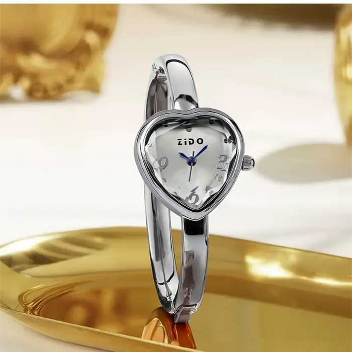 Montre-bracelet pour femme, montre à quartz de luxe légère personnalisée en forme de cœur, haut de g