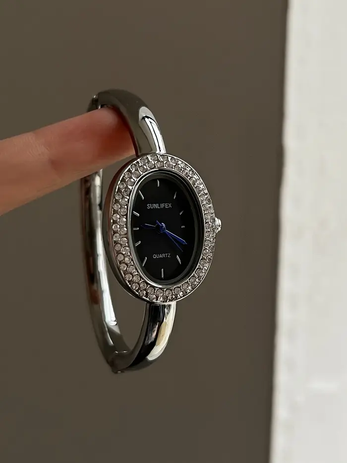 Montre-bracelet ovale en or pour baignoire