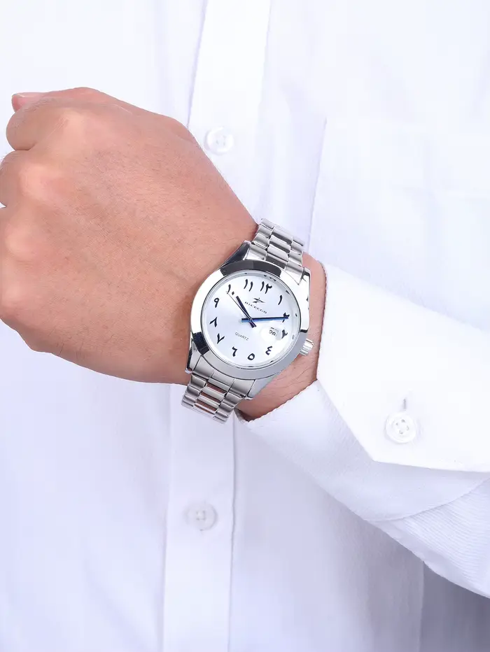 Une montre-bracelet à quartz avec un bracelet en acier inoxydable et un cadran personnalisé