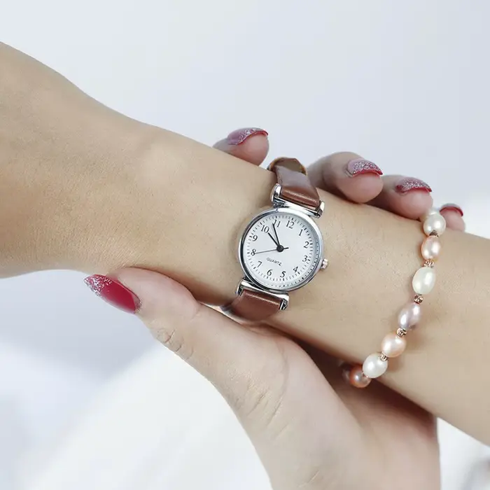 Montre-bracelet ronde pour femme en alliage avec bracelet en cuir décontracté mode et détails numériques pour occasions spéciales