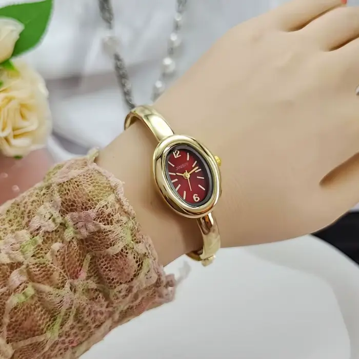 Montre-bracelet dorée en alliage avec bracelet en acier inoxydable pour femmes élégantes occasions spéciales style mode et décontracté