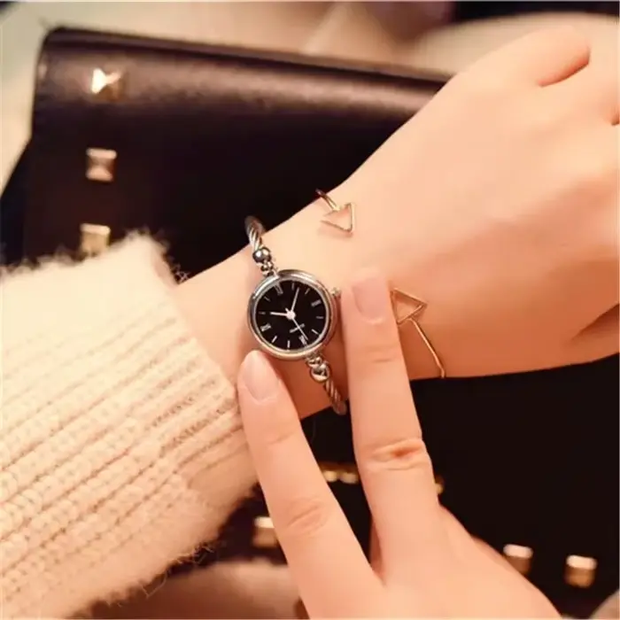Montre-bracelet rétro élégante pour femmes en acier inoxydable avec affichage chiffre romain pour occasions spéciales
