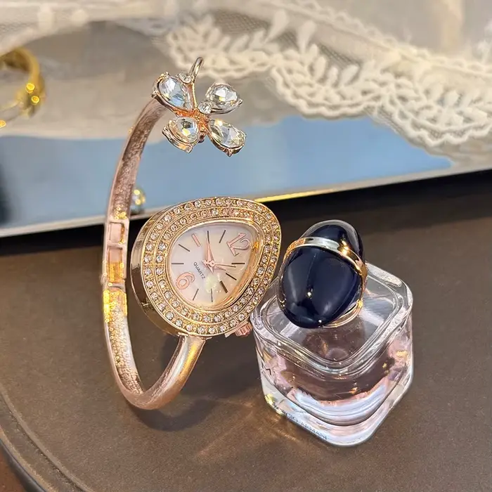 Montre à Quartz pour Femmes Luxe Trèfle à Quatre Feuilles Élégante Haute Esthétique Bracelet en Alliage Occasions Spéciales