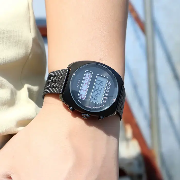 Montre numérique rétro à double affichage pour homme avec date, rétroéclairage, bracelet en acier inoxydable tendance, résistante à l'eau et dotée d'une alarme, idéale pour les occasions quotidiennes et spéciales