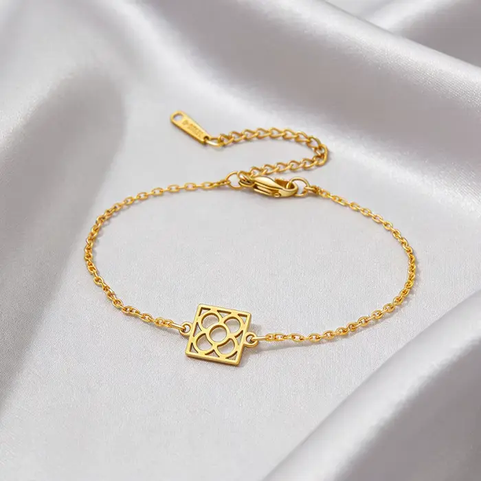 Bracelet fleur HIPEE Barcelone en acier inoxydable plaqué or