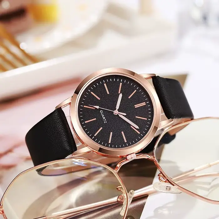 New Simple Women Watches Luxury Design Leather Watch Ladies Quartz Wristwatch Womens Small Round Dial Clock