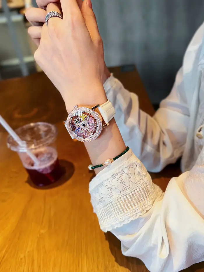1 version améliorée de la montre pour femme de luxe à la mode et accrocheuse incrustée